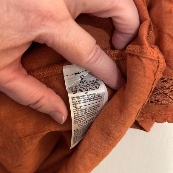 Old Navy Size XS Oversized Clip-Dot Crochet-Lace Button-Front Blouse - Picture 7 of 9